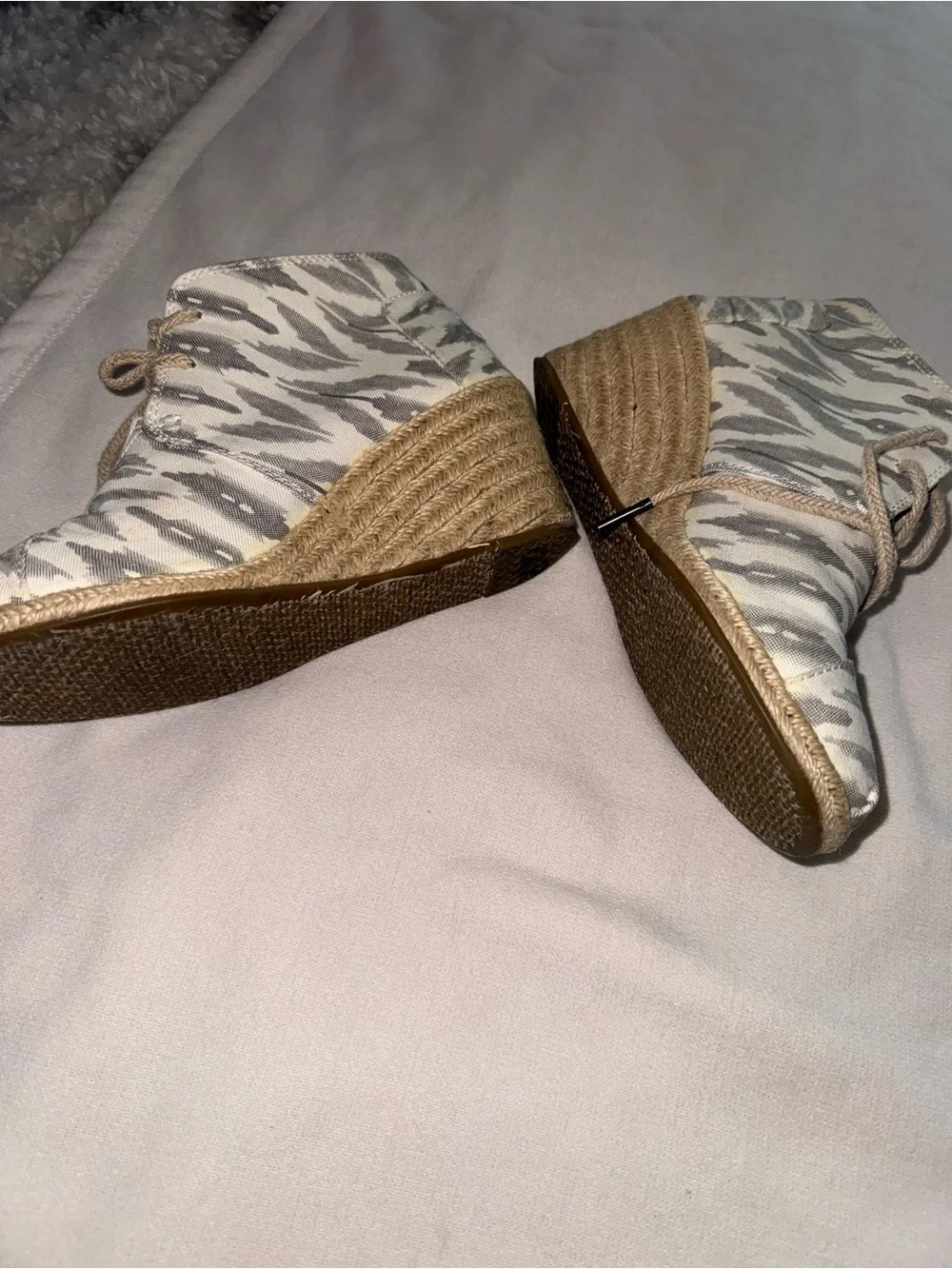 TOMS Women's Gray Camo Canvas Lace-Up Wedge Shoes